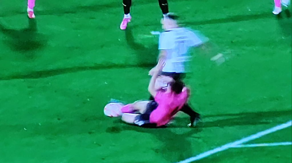 SUDIJA ODMAHNUO RUKOM, VAR SE NIJE UKLJUČIO Da li je Partizan oštećen za penal?