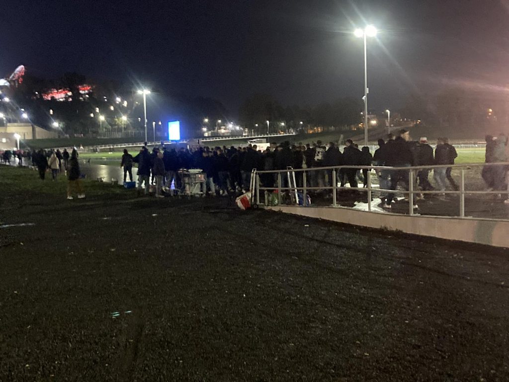 I LAJPCIG KONJA ZA TRKU IMA Navijači nemačkog tima pred kapijama stadiona (FOTO+VIDEO)