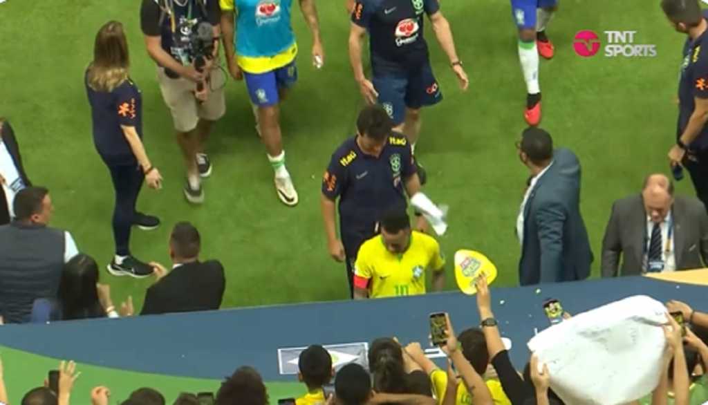 NEJMAR JE MALO NERVOZAN Vedeta Brazila se sukobila sa navijačima (VIDEO)