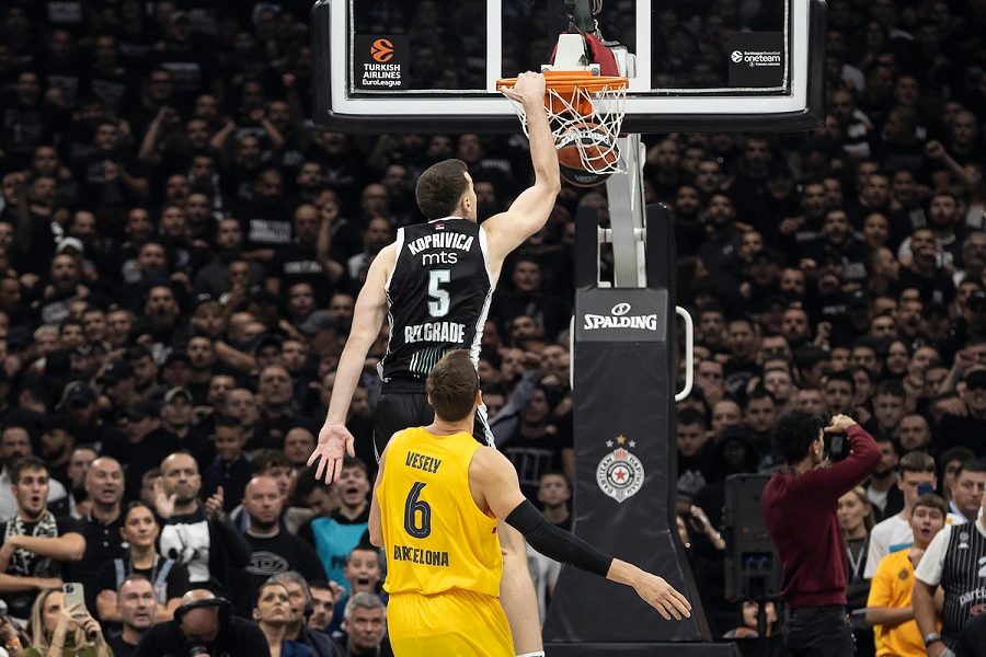 POLUVREME Barsa stekla dvocifrenu prednost u paklu Arene