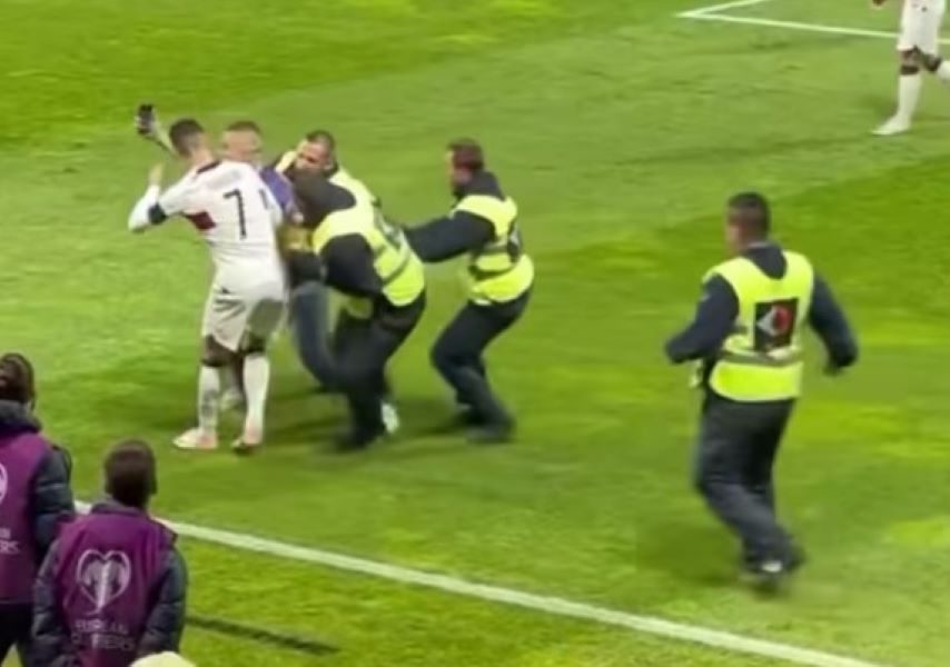 NAPAD S LEĐA Navijač uleteo na teren da se slika sa Ronaldom! Obezbeđenje odmah reagovalo (VIDEO)