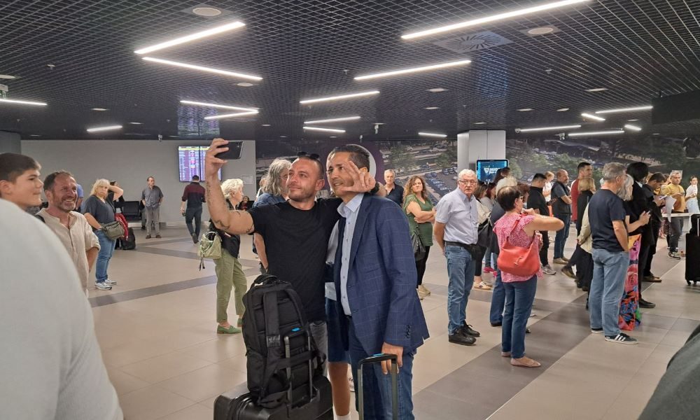 STIGAO MaxBet Sport dočekao Sferopulosa! Navijači Zvezde se odmah fotografisali s novim trenerom (VIDEO)