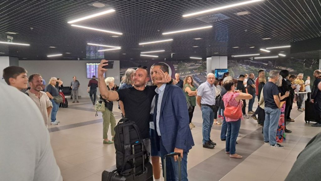 STIGAO MaxBet Sport dočekao Sferopulosa! Navijači Zvezde se odmah fotografisali s novim trenerom (VIDEO)