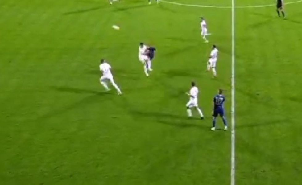 JEZIV SUDAR NA BANOVOM BRDU Fudbalera Čukaričkog Hitna pomoć odvezla sa terena (VIDEO)