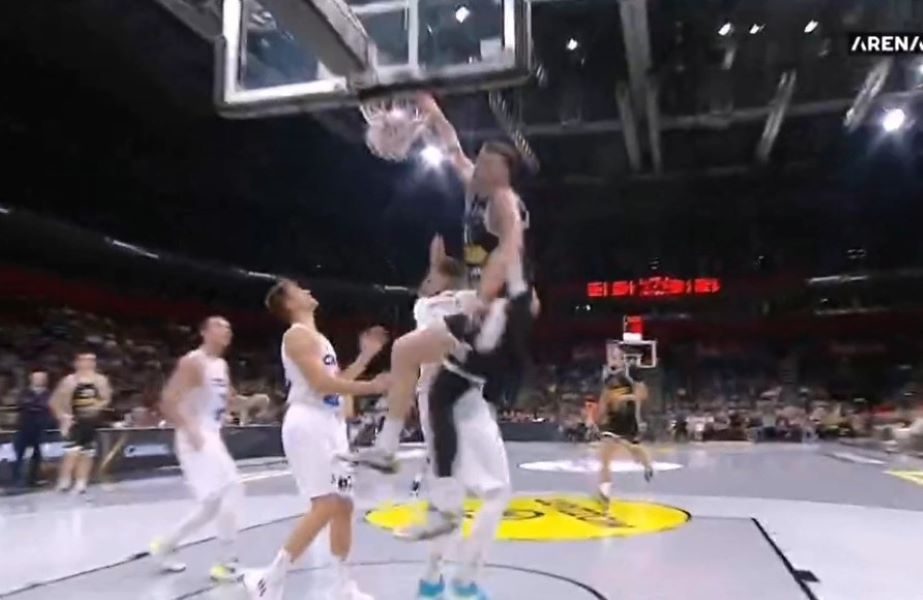 Partizan loše počeo, a onda je Koprivica zakucavanjem podigao publiku na noge (VIDEO)