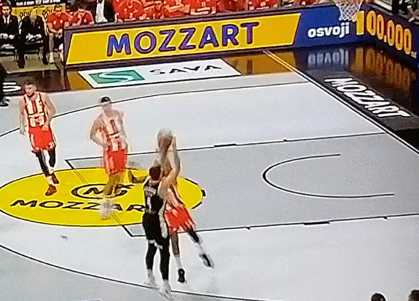 CRNO-BELI REŠETAJU Partizan trojkama otvorio drugo poluvreme i povećao prednost nad večitim rivalom (VIDEO)
