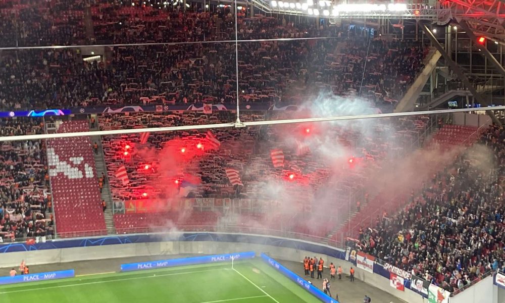 DELIRIJUM NA TRIBINI Navijači uz pesmu i baklje pozdravili fudbalere (VIDEO)