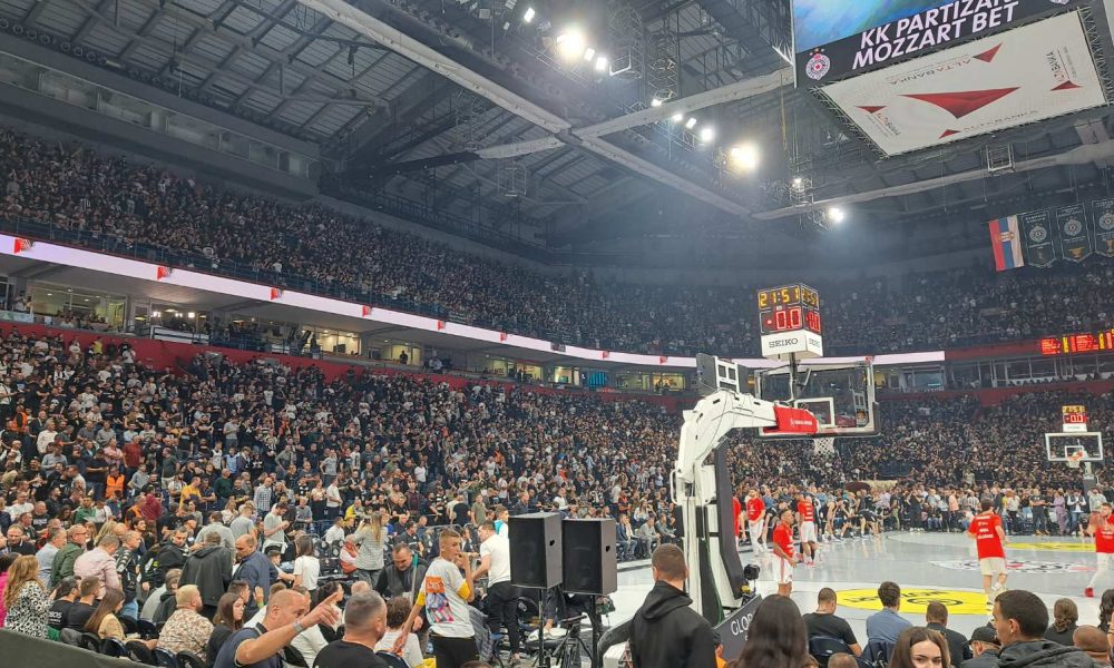 SVE SPREMNO ZA SPEKTAKL Evo kako izgledaju tribine „Arene“ pred početak večitog derbija (VIDEO)