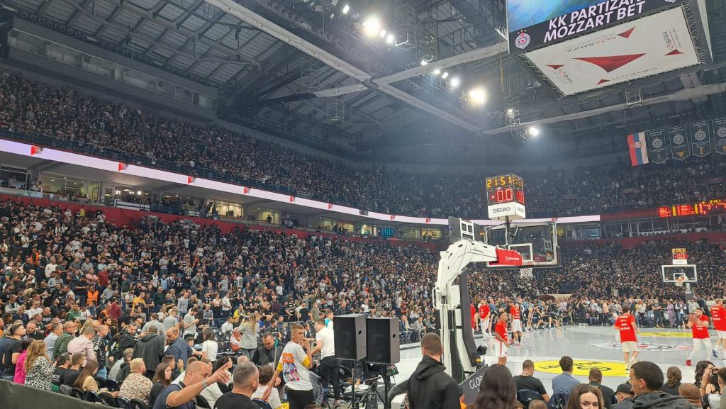 SVE SPREMNO ZA SPEKTAKL Evo kako izgledaju tribine „Arene“ pred početak večitog derbija (VIDEO)