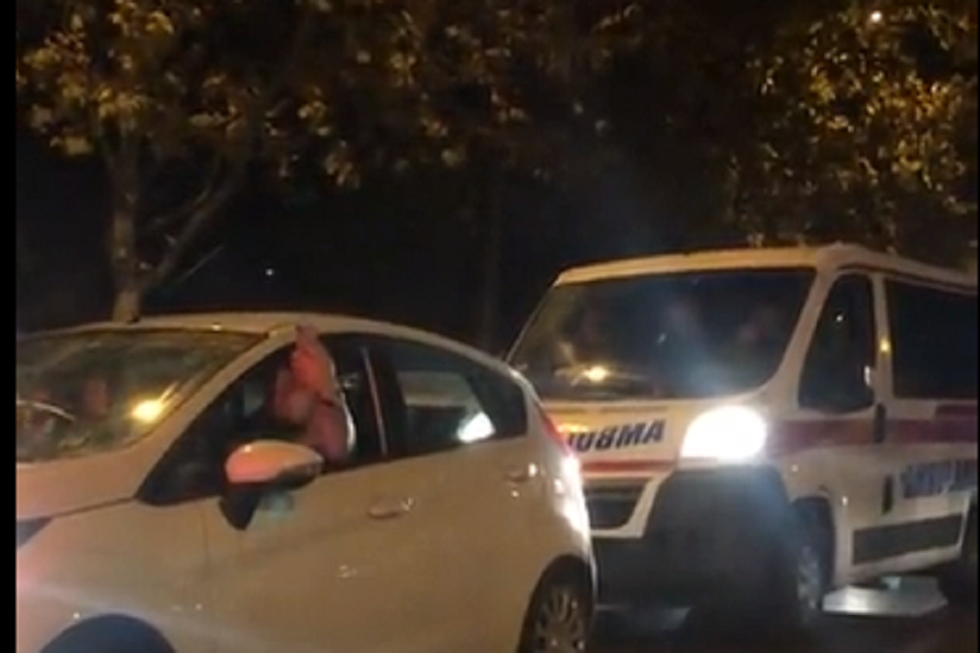 HIT SNIMAK Slavlje „grobara“ se prenelo i u saobraćaj, a onda su im se pridružila kola hitne pomoći (VIDEO)