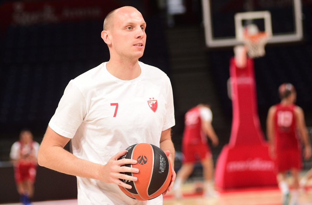 SJAJNA ATMOSFERA U ZVEZDI Raspoloženi Davidovac „pecnuo“ novog miljenika „delija“: Zna kako se igra… Ustvari, očigledno da ne zna! (VIDEO)