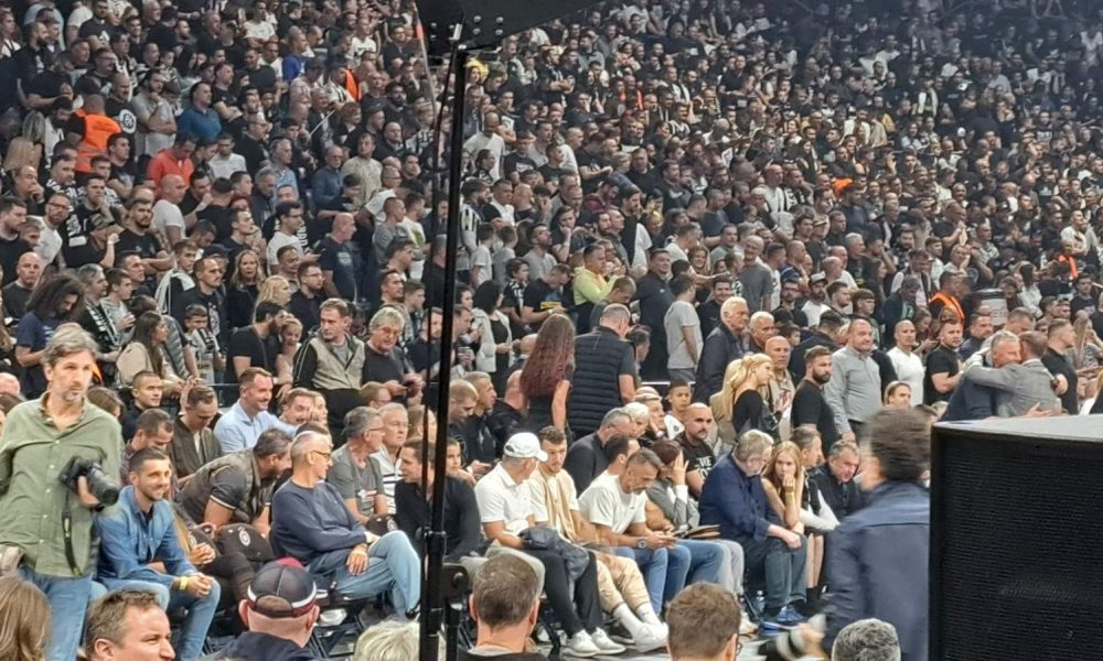 NEOČEKIVANI GOST IZ HRVATSKE Zvezda svetskog fudbala u „Areni“! Na štakama došla da gleda večiti derbi (VIDEO)