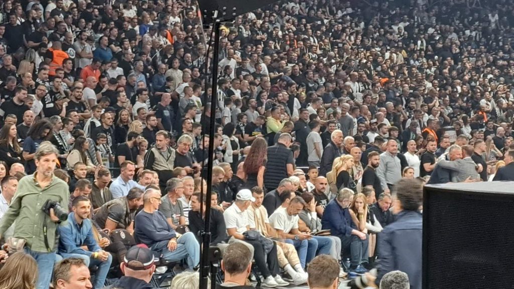 NEOČEKIVANI GOST IZ HRVATSKE Zvezda svetskog fudbala u „Areni“! Na štakama došla da gleda večiti derbi (VIDEO)