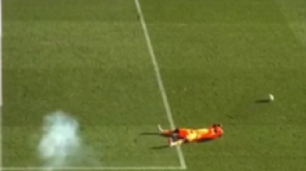 HAOS U MONPELJEU Prekinuta utakmica, navijači pogodili golmana petardom (VIDEO)