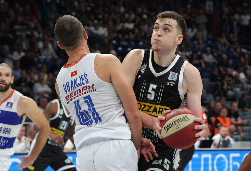 „GROBARI“ NA NOGAMA Koprivica pokazao zašto je Partizanov „bananamen“! Monstruozna blokada, pa Anđušićeva egzekucija (VIDEO)