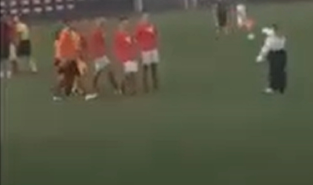 HIT SCENA U BOSNI I HERCEGOVINI Fudbaleri napali sudiju, a onda je na teren uletela njegova devojka… (VIDEO)