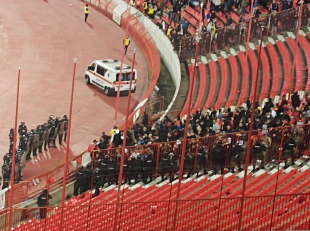 HAOS NA „MARAKANI“ Navijači Crne Gore pokušavaju da sruše ogradu, lome stolice, ušla Žandarmerija (VIDEO)
