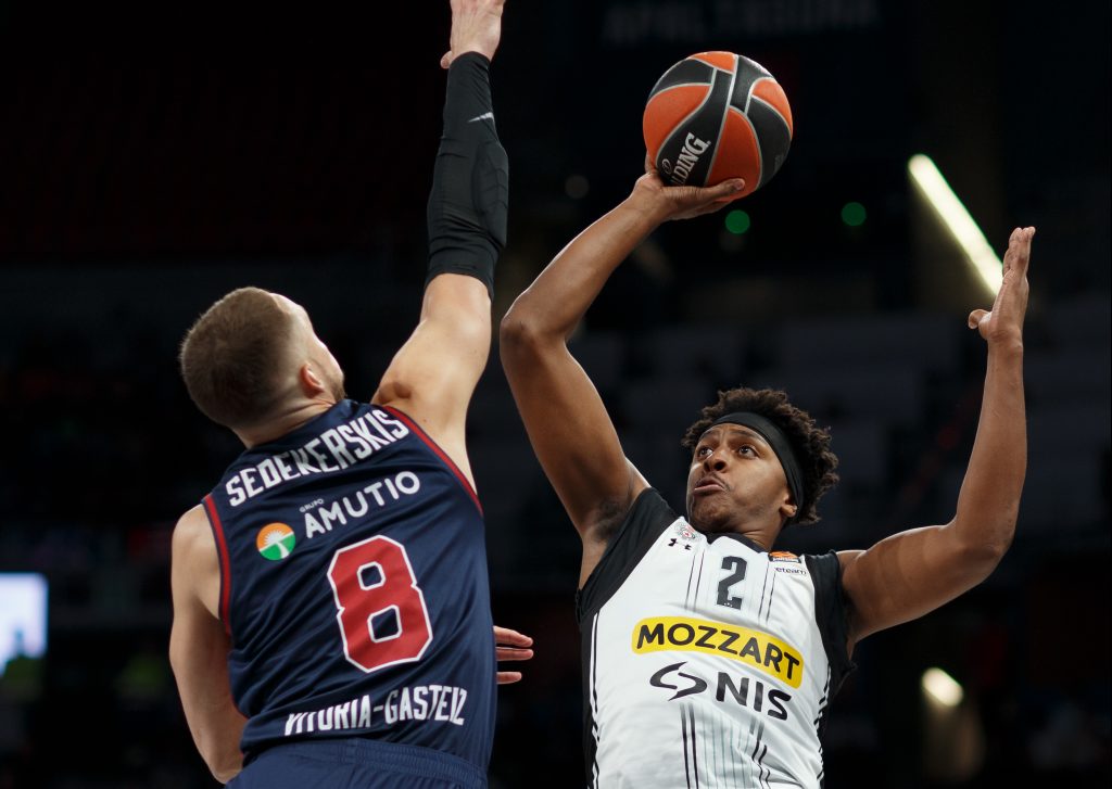 „KRAĐA“, PA KUCANJE Ledej pokrenuo Partizan! Novi preokret u Vitoriji! (VIDEO)