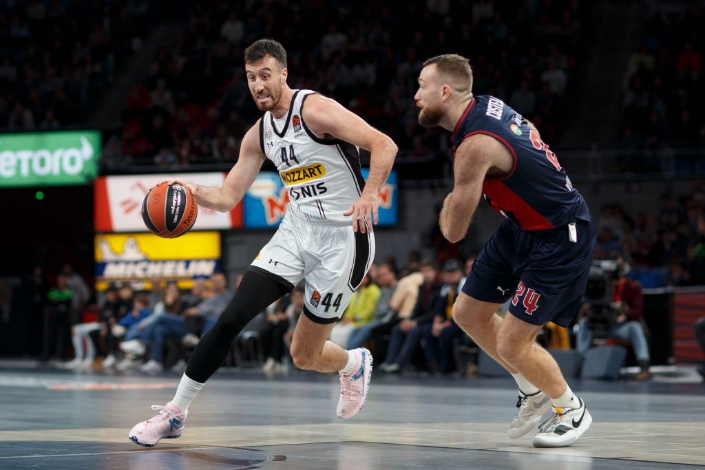 PONOVO TAJ OFANZIVNI SKOK Partizan izgubio u poslednjoj sekundi jer nije mogao da zagradi koš! Centar mu je potreban što pre! (VIDEO)