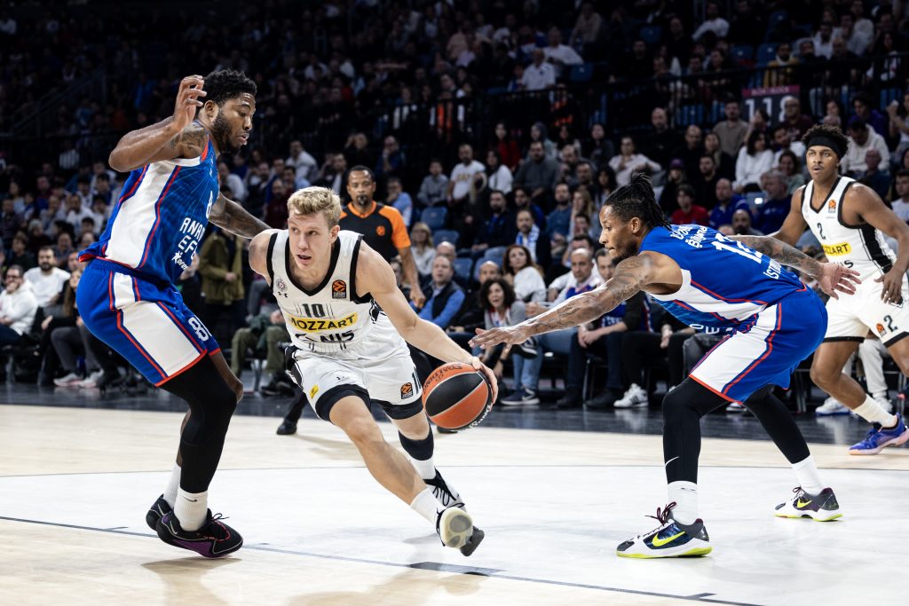 IZGUBLJENE LOPTE SKUPO KOŠTALE Partizan ispustio dvocifrenu prednost i izgubio u Istanbulu! Idealna šansa za „brejk“ je propuštena (VIDEO)