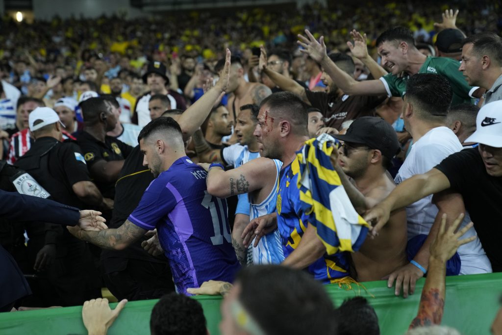 PALA KRV Haos pred meč Brazil – Argentina! Policija žestoko tukla „gaučose“, Mesi povukao ekipu (VIDEO)