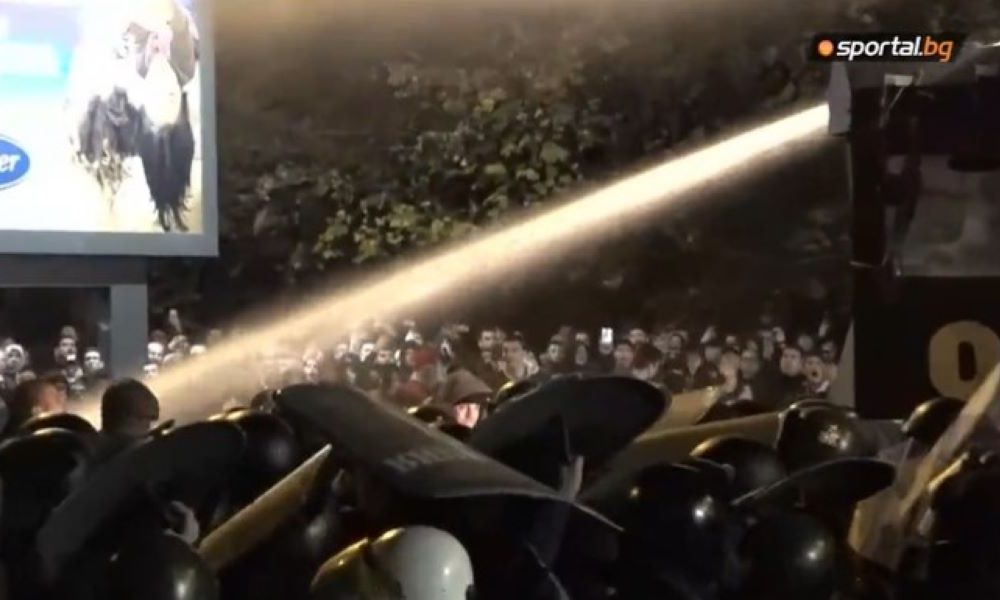 GORI SOFIJA Protest navijača protiv čelnika Saveza! Policija koristila vodene topove, ima razbijenih glava (VIDEO)