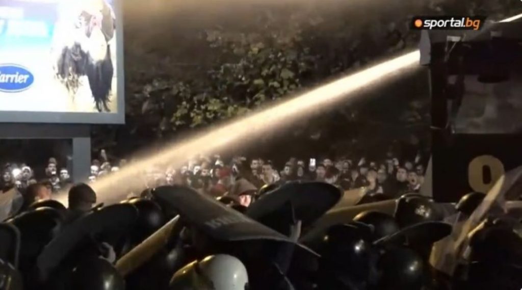 GORI SOFIJA Protest navijača protiv čelnika Saveza! Policija koristila vodene topove, ima razbijenih glava (VIDEO)