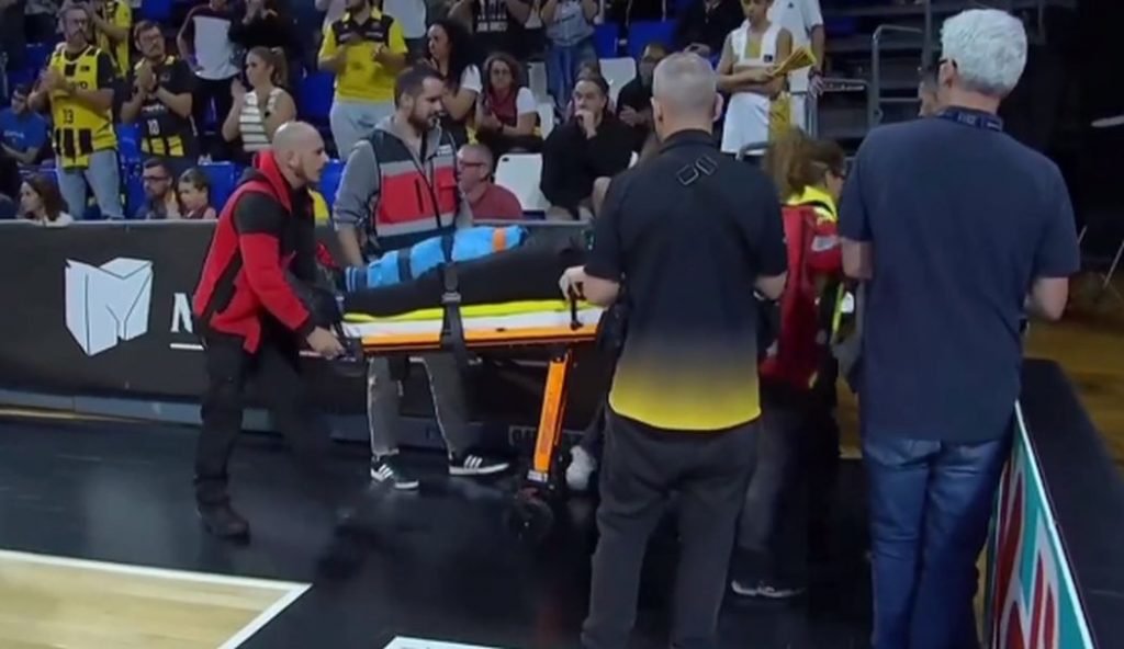 STRAŠNO Poznati srpski sudija doživeo tešku povredu na utakmici! Reagovala ambulanta, iznet je na nosilima… (VIDEO)