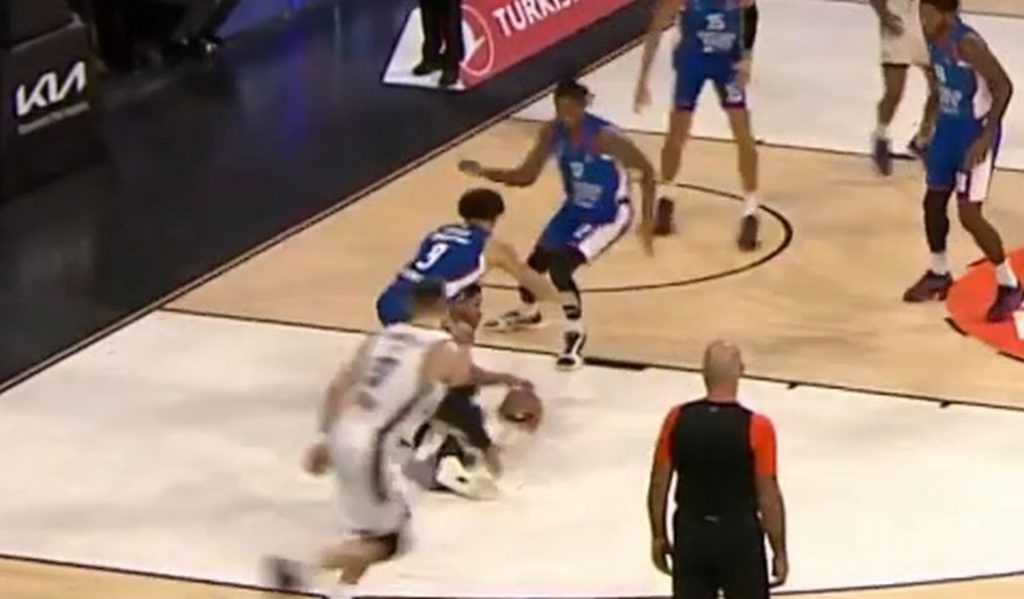 SUMNJIVA ODLUKA SUDIJA Da li je Partizan u ovoj situaciji bio oštećen? Lukavi Efes „podmentuo“ igrača (VIDEO)