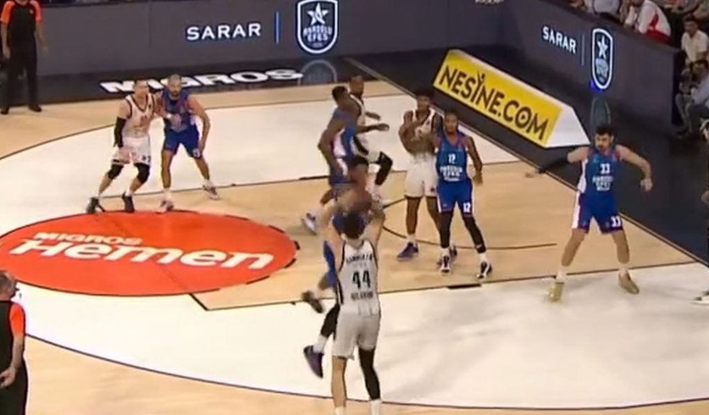 KAMINSKIIIII! Trojka sa zvukom sirene za prednost Partizana od 10 poena razlike! (VIDEO)