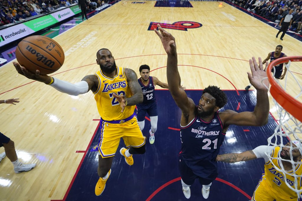 ZAPAMTIĆE FILADELFIJU Lebron u noći novog rekorda dobio najveći šamar u karijeri (VIDEO)