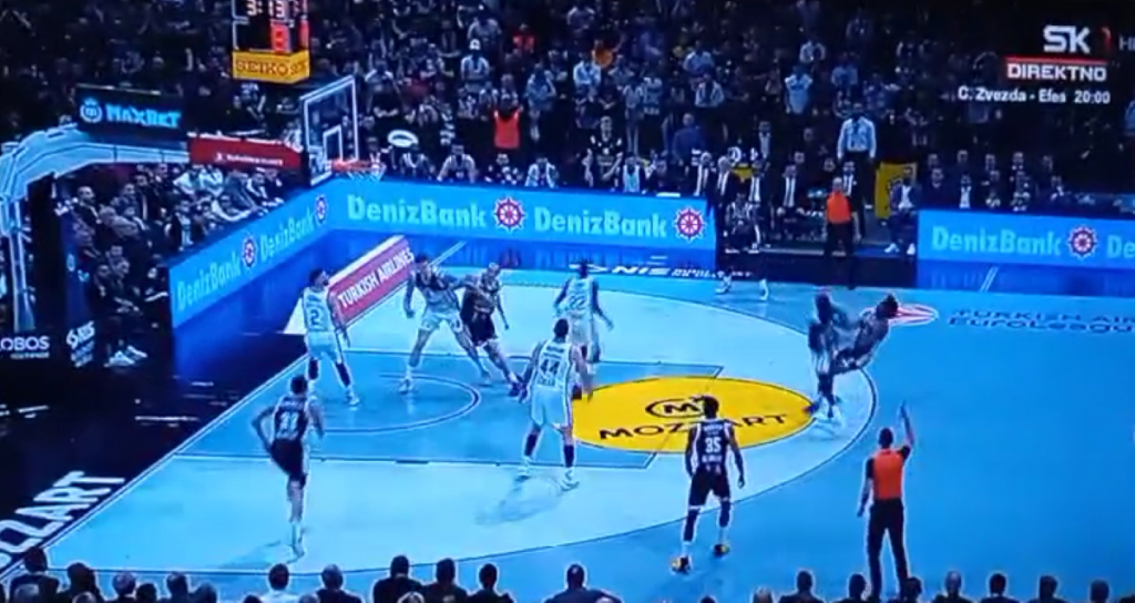 LEDEEEEEJ! Trojka uz faul da eksplodira „Arena“!