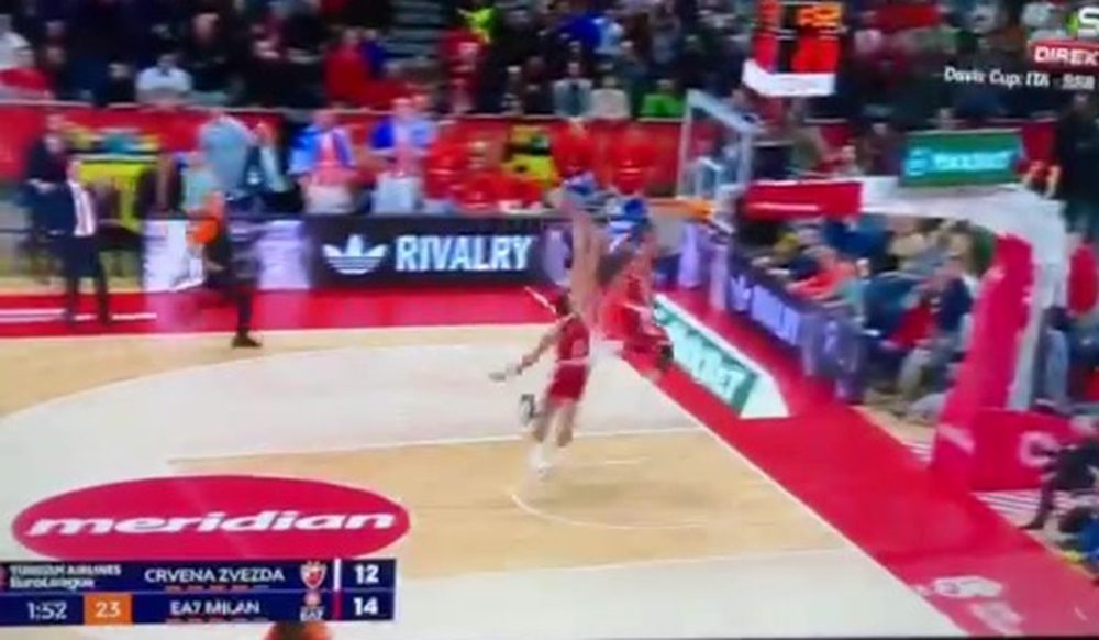 KAKVA POŽRTVOVANOST Mitrović ukrao loptu, pa silovito zakucao (VIDEO)