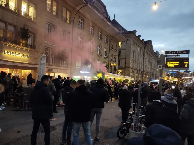 POČELO JE Zvezdini navijači se okupljaju u Bernu i spremaju se za polazak na stadion (FOTO+VIDEO)