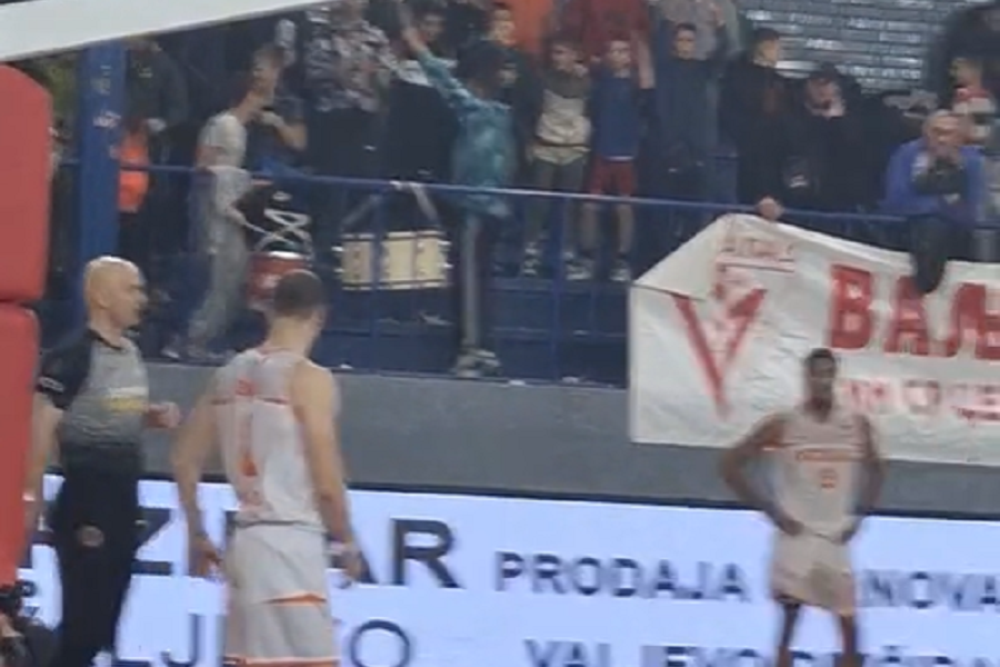 BRUKA Gde su roditelji pogrešili? Evo šta su deca skandirala sudiji na utakmici u Valjevu (VIDEO)