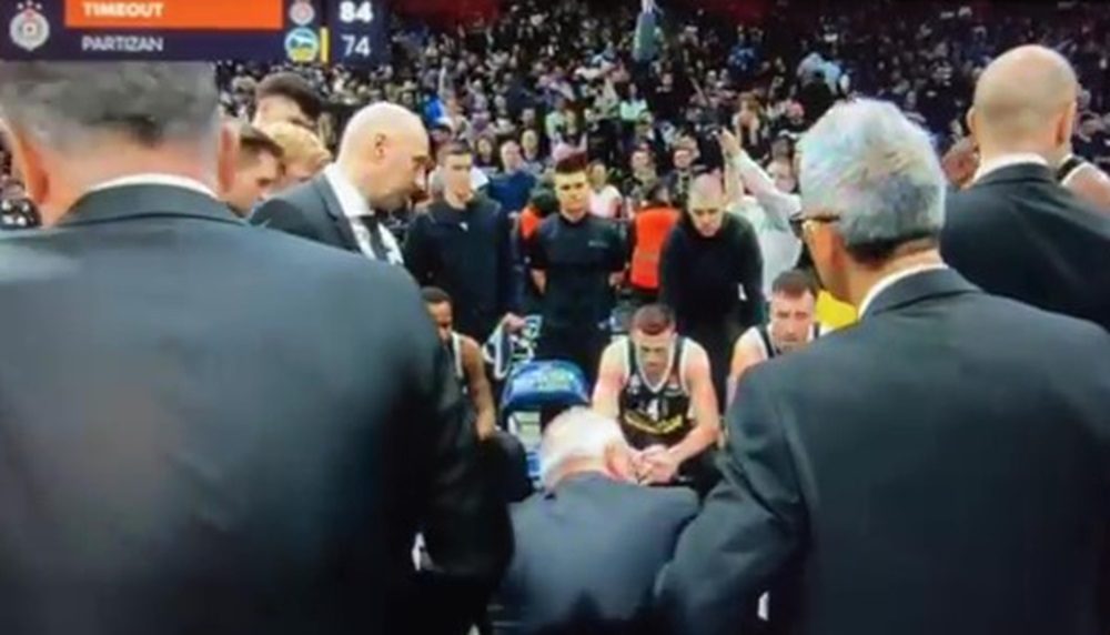 KOMIČNA SCENA NA KLUPI PARTIZANA Avramović pokušao da odgovori, pa se uhvatio za glavu (VIDEO)