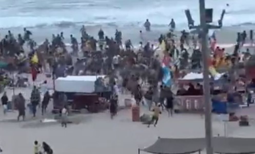 HAOS PRED FINALE Navijači Boke napadnuti na plaži! Policija pucala iz puški (VIDEO)