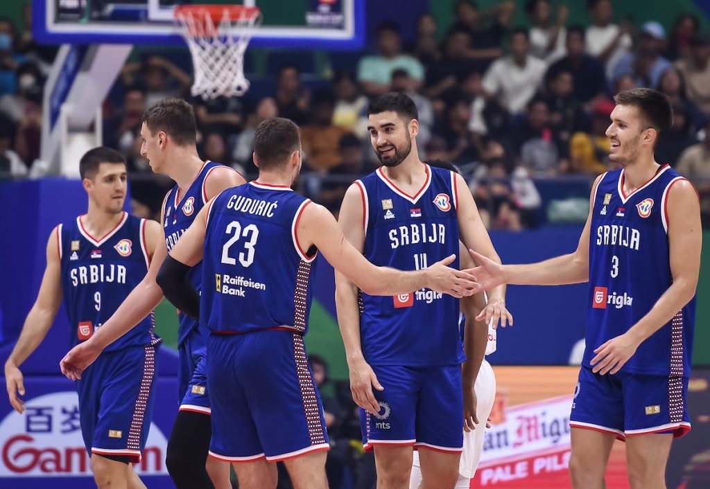 ČLAN ŠAMPIONSKE GENERACIJE ZVEZDE „ZAPALIO FITILJ“: Informacija iz kluba je da se prati stanje oko ova dva reprezentativca Srbije (VIDEO)