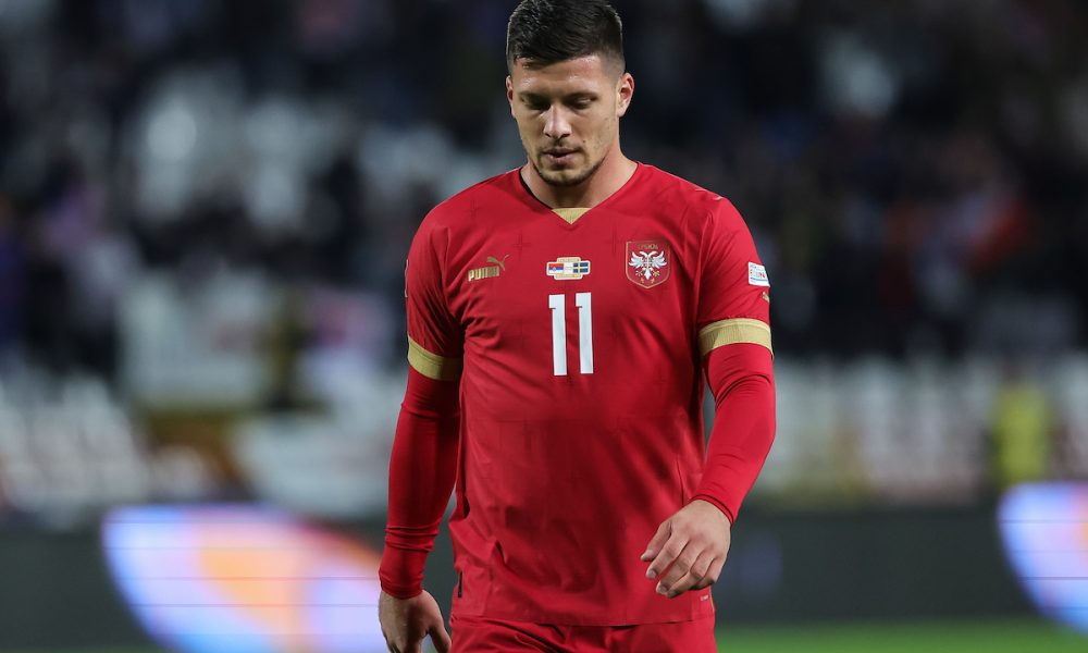 KOMIČNA SCENA Jović se obrukao „za sve pare“! Srpski napadač umesto lopte pokupio korner zastavicu, a onda… (VIDEO)