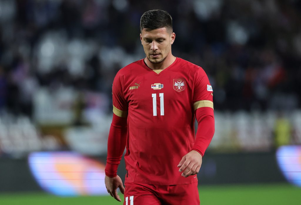 KOMIČNA SCENA Jović se obrukao „za sve pare“! Srpski napadač umesto lopte pokupio korner zastavicu, a onda… (VIDEO)