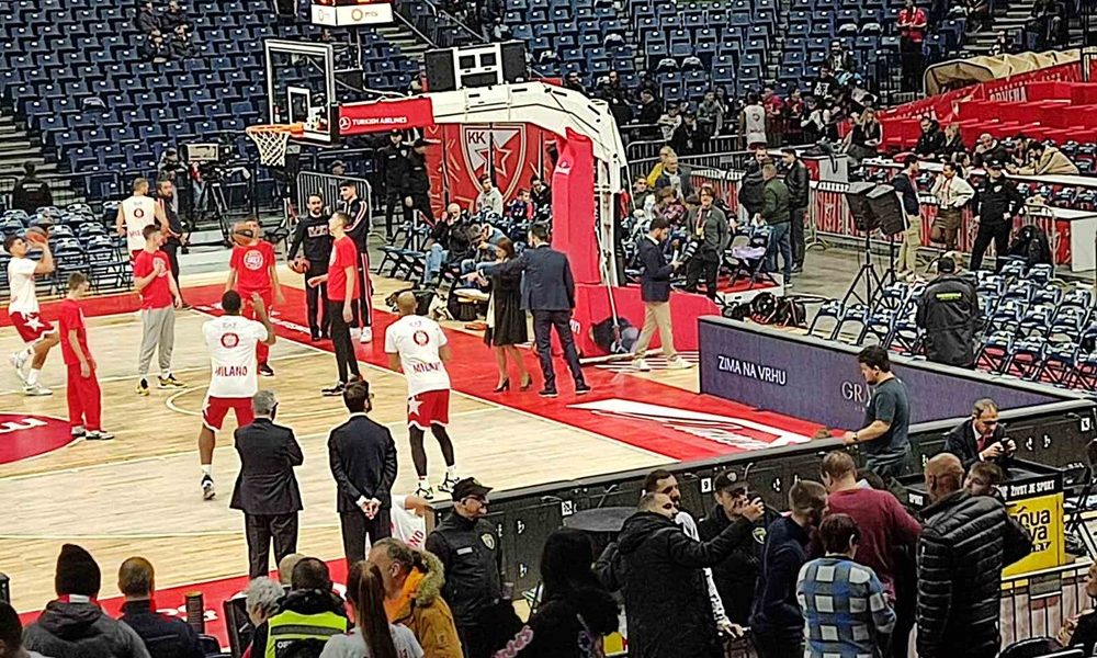 MIROTIĆ LEPO DOČEKAN U ARENI Dobio ovacije, pa se slikao sa navijačima (FOTO+VIDEO)