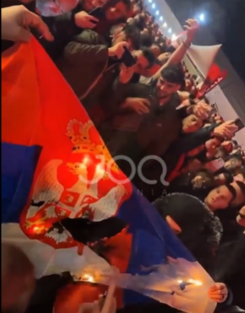 SKANDAL U TIRANI Navijači Albanije uz aplauze i muziku palili zastavu Srbije (VIDEO)