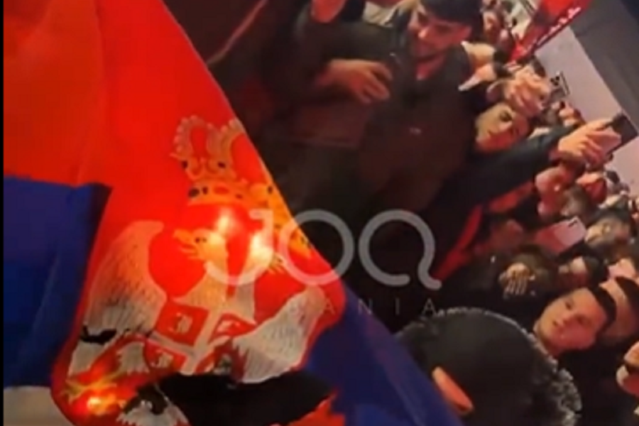 SKANDAL U TIRANI Navijači Albanije uz aplauze i muziku palili zastavu Srbije (VIDEO)