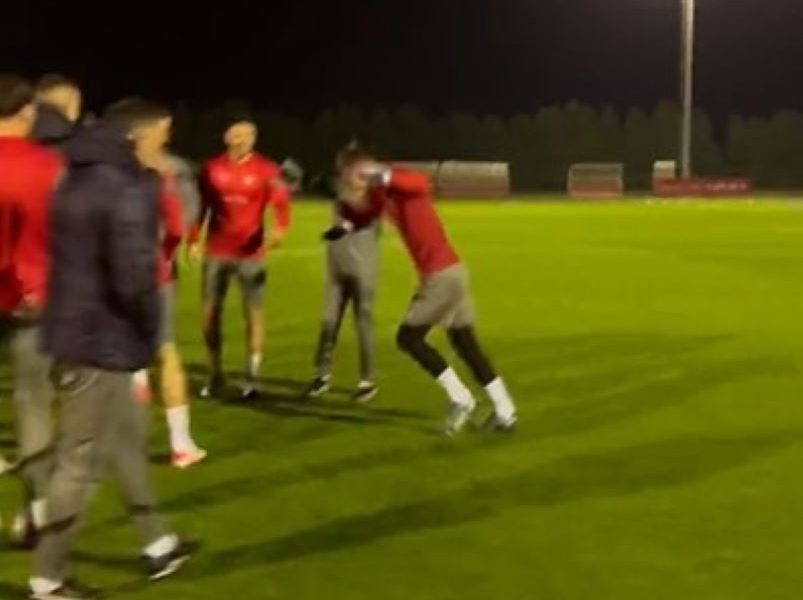 PROŠAO INICIJACIJU Pogledajte kako su reprezentativci Srbije dočekali Stankovića na prvom treningu (VIDEO)
