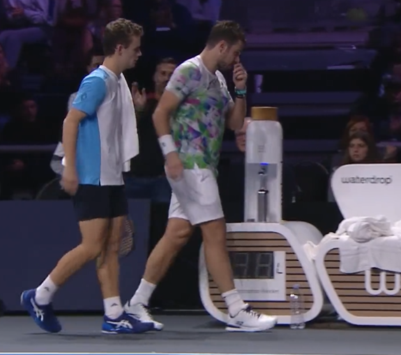 OVAKVOG BAKSUZA TENIS NE PAMTI Vavrinka se povredio na meč lopti, pa morao da preda! (VIDEO)
