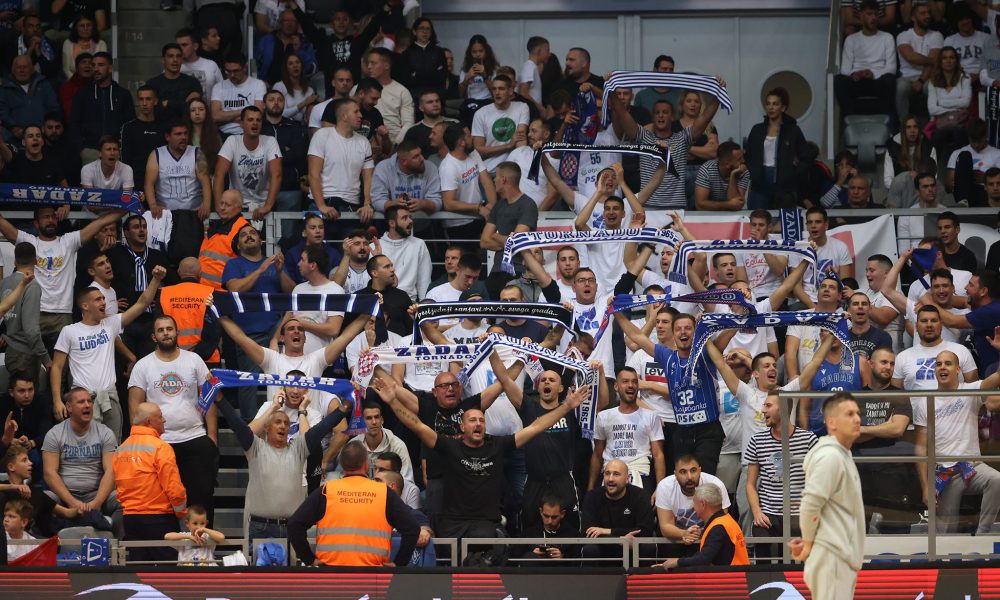 PRVI INCIDENT Navijači Zadra hteli da napadnu klupu Crvene zvezde (VIDEO)