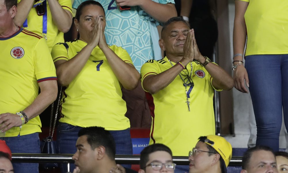 SIN MU DEMOLIRAO BRAZIL Otac Luisa Dijaza posle otmice u transu pratio i slavio golove svog naslednika (VIDEO)