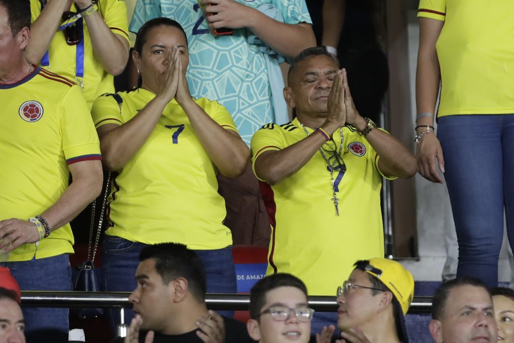 SIN MU DEMOLIRAO BRAZIL Otac Luisa Dijaza posle otmice u transu pratio i slavio golove svog naslednika (VIDEO)