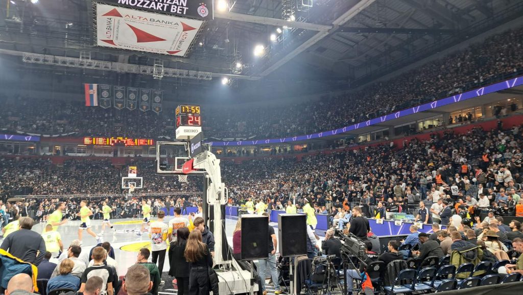 TEŠKE UVREDE ZA MADARA Puna hala „grobara“ udarila na bivšeg miljenika! Evo šta su mu skandirali (VIDEO)