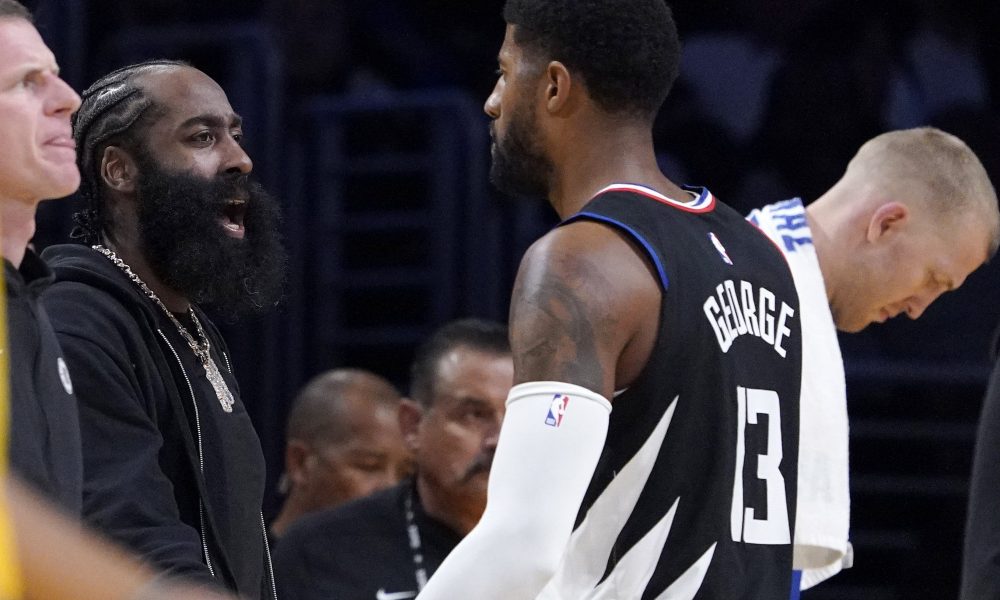 NISU ODUŠEVLJENI Pogledajte kako je Džejms Harden dočekan u svlačionici Klipersa, samo jedan igrač je ustao da ga pozdravi (VIDEO)